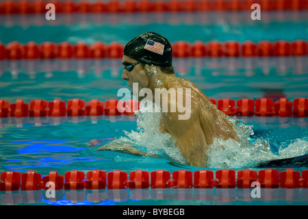 Michael Phelps (USA) in der Brust des 400Im, wo er gewann die Goldmedaille und brach den Weltrekord Stockfoto