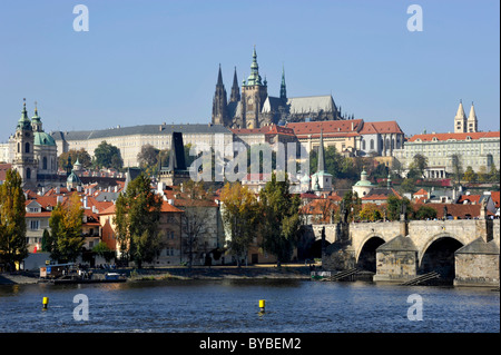 Moldau, Karlsbrücke, St. Nikolaus, St. Vitus Cathedral, Prager Burg, Hradschin Prag, Böhmen, Tschechische Republik Stockfoto