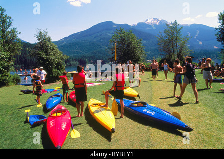 Whistler, BC, British Columbia, Kanada - Kajakfahrer mit Kajaks am Alta Lake, Freizeitaktivitäten im Sommer im Rainbow Park Stockfoto