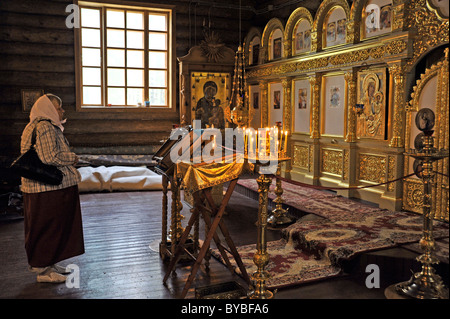 Frau beten vor Ikonen, Kloster Ganina Yama, Gedenkstätte, Ort, wo die Leichen der ermordeten Familie des Zaren Stockfoto