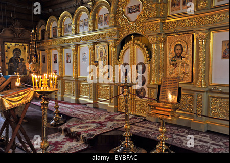 Wand mit Icons, Kloster Ganina Yama, Gedenkstätte, Ort, wo die Leichen der ermordeten Familie von Zar Nicholas II von Stockfoto