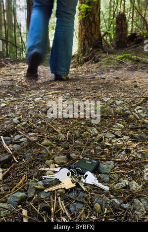 Eine Reihe von Haus und Auto Schlüssel lag auf dem Waldboden, wie ein Mensch weggeht. Stockfoto