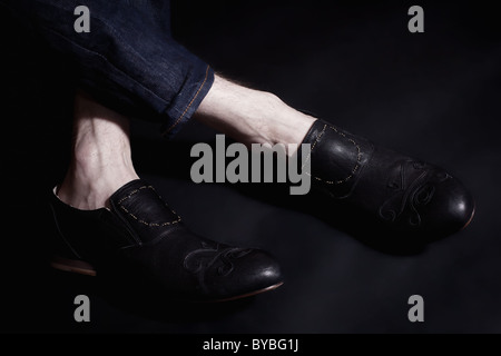 Herren Beine in die klassischen schwarzen Lederschuhe auf dem Boden closeup Stockfoto