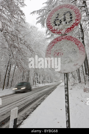 Höchstgeschwindigkeit von 60 auf einer verschneiten Autobahn im Winter mit schnellen Verkehr, Hessen, Deutschland, Europa Stockfoto