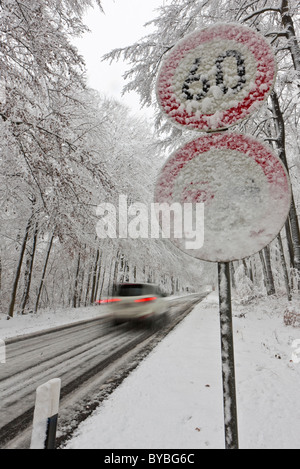 Höchstgeschwindigkeit von 60 auf einer verschneiten Autobahn im Winter mit schnellen Verkehr, Hessen, Deutschland, Europa Stockfoto