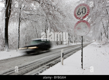 Höchstgeschwindigkeit von 60 auf einer verschneiten Autobahn im Winter mit schnellen Verkehr, Hessen, Deutschland, Europa Stockfoto