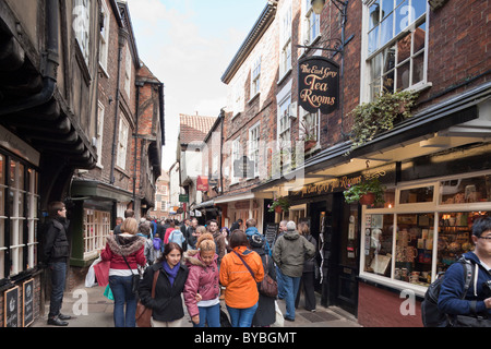 Touristen an einem Sonntagnachmittag in den Shambles, York UK Stockfoto