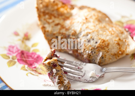 Isländische Pfannkuchen (ähnlich wie Crepes) mit geschlagener Sahne und Blaubeeren Marmelade gefüllt, über zweimal gefaltet und auf dem Silbertablett serviert. Stockfoto