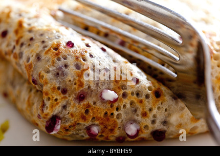 Isländische Pfannkuchen (ähnlich wie Crepes) mit geschlagener Sahne und Blaubeeren Marmelade gefüllt, über zweimal gefaltet und auf dem Silbertablett serviert. Stockfoto