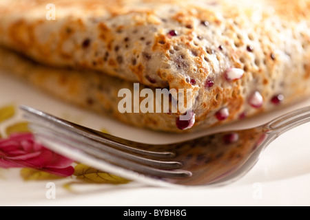 Isländische Pfannkuchen (ähnlich wie Crepes) mit geschlagener Sahne und Blaubeeren Marmelade gefüllt, über zweimal gefaltet und auf dem Silbertablett serviert. Stockfoto