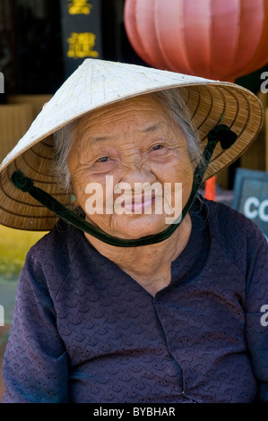 Alte Frau lächelt glücklich, Porträt, Hhisoi, Vietnam, Asien Stockfoto