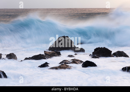 Fels in der Brandung, Wellen in den Atlantik, La Playa, Valle Gran Rey, La Gomera, Kanarische Inseln, Spanien, Europa Stockfoto
