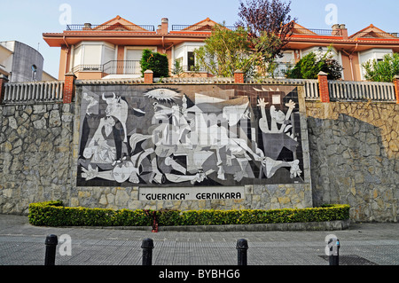 Guernica von Pablo Picasso, Vervielfältigungshandlungen von Fliesen an der Wand, Gernika Lumo, Guernica, Provinz Bizkaia, Pais Vasco Stockfoto