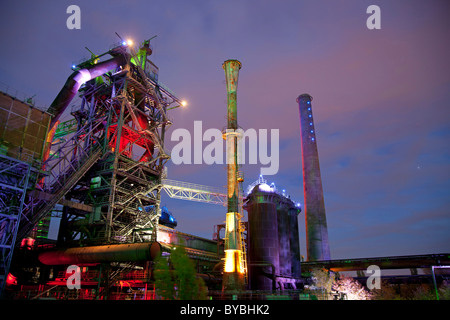 Lichtinstallation im verlassenen Stahlwerk im Landschaftspark Duisburg-Nord, Duisburg, Ruhrgebiet, Nordrhein-Westfalen Stockfoto