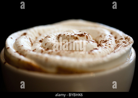 Eine Tasse heiße Schokolade mit Schlagsahne und Schokolade Streusel. Stockfoto