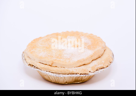 Ein hausgemachter Apfelkuchen auf weißem Hintergrund Stockfoto