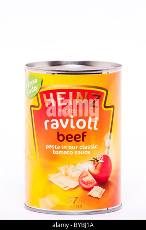 Eine Dose von Heinz Rindfleisch Ravioli Pasta in Tomatensauce auf weißem Hintergrund Stockfoto