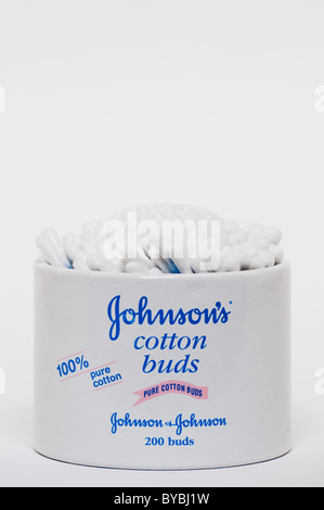 Eine Wanne mit Johnsons Baumwolle Knospen von Johnson und Johnson auf weißem Hintergrund Stockfoto