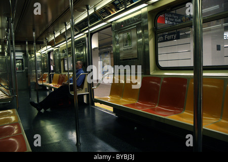 New York City U-Bahn-Zug mit offenen Türen stehen auf einer Station mit einer Person drinnen sitzen Stockfoto