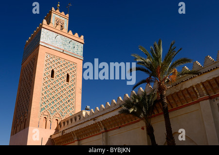 Orange Minarett der Kasbah Moschee in der Medina von Marrakesch, Marokko mit blauem Himmel Stockfoto