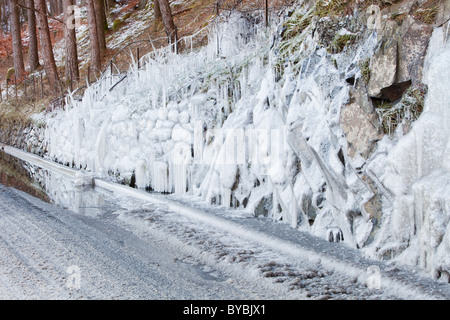 Eis-alles auf einer Straße Seite Kante in der Nähe von Keswick im Lake District, wo Autos haben Wasser von der Straße spritzte Beschichtung Stockfoto