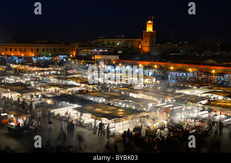 Massen an der Lebensmittelhändler in der Nacht im Platz Djemaa el Fna Souk in Marrakesch, Marokko Stockfoto