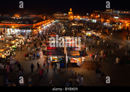 Überblick über Imbissstände und Geschäfte in der Nacht in Place Djemaa el Fna Platz Markt Marrakesch-Marrakesch, Marokko Stockfoto