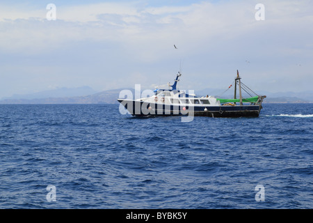 Trawler professionelle Fischerboot im blauen Meer Stockfoto