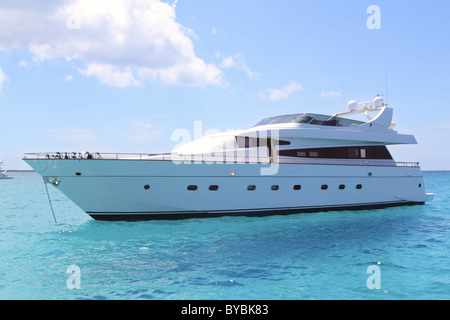 Luxus-Yacht in Türkis Illetes Formentera Mittelmeer Balearen Stockfoto