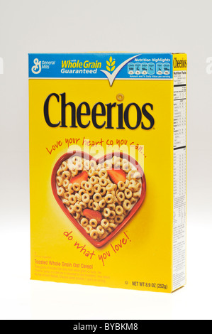 Eine Schachtel mit General Mills Cheerios Frühstück Getreide auf weißem Hintergrund, Ausschnitt. Stockfoto