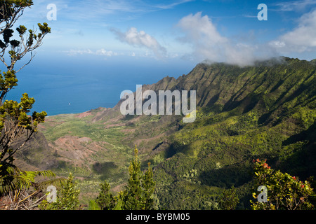 Kalalau Valley mit Segelboot und Nebel. Blick über das Kalalau Valley mit dem Pazifischen Ozean jenseits. Ein weißes Segel Boot geht Stockfoto