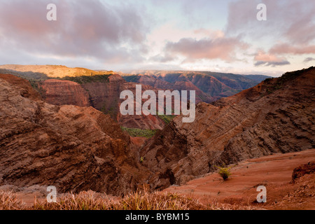 Mauna Hina Hina Lookout bei Sonnenuntergang. Der Canyon leuchtet tiefrot, wie die Sonne über dieser Felsenschlucht. Stockfoto