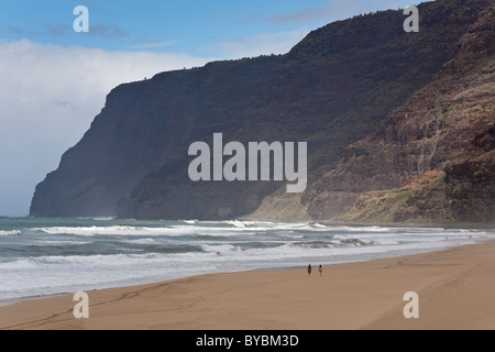 Zu Fuß den Strand in Richtung Ha'ele'Ele Klippen. Ein paar Touristen gehen die riesigen Strand Polihale in Richtung der Na Pali Klippen Stockfoto