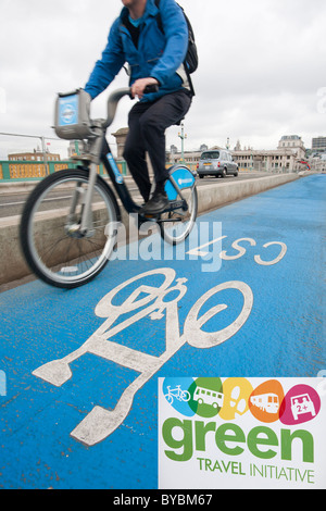 Ein Radfahrer auf eines der neuen Cycle Superhighways, in diesem Fall der CS7, die von Southwark Bridge nach Tooting geht. Stockfoto