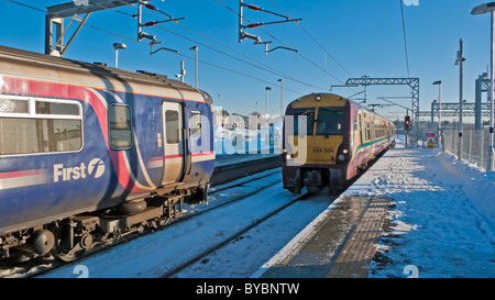 Eine erste Scotrail betrieben Klasse 334 elektrische Triebzug (EMU) Ankunft in Bathgates neuen Bahnhofs um Passagiere nach Westen Stockfoto