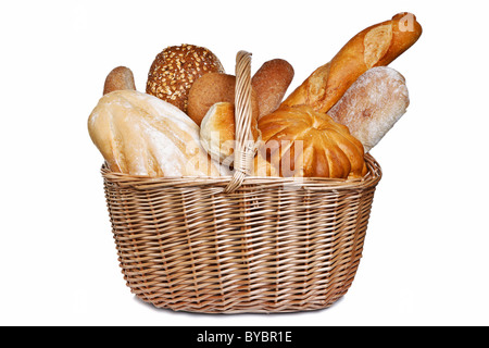 Foto von verschiedenen Arten von Brot in einem Weidenkorb isoliert auf einem weißen Hintergrund. Stockfoto