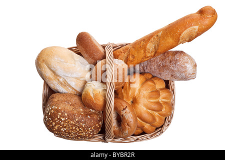 Foto von verschiedenen Arten von Brot in einem Weidenkorb isoliert auf einem weißen Hintergrund. Stockfoto