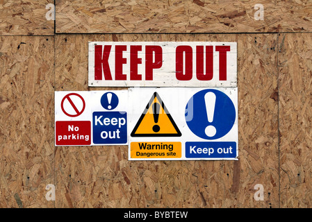 "Keep Out" Schild an Zäunen auf einer Baustelle, East Sussex. Stockfoto