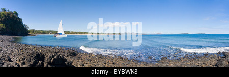 Rochy Strand Panorama mit Katamaran Segelboot Stockfoto