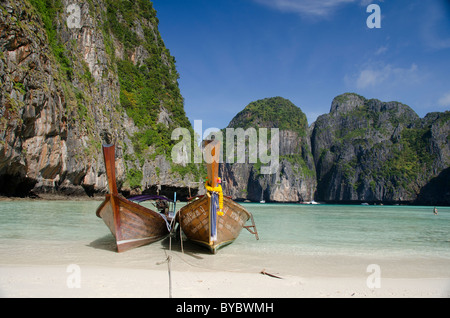 Phuket Thailand, Andamanen See. Maya Bay, Phi Phi Leh (aka Phi Phi Island), traditionellen thailändischen Langbooten. Stockfoto