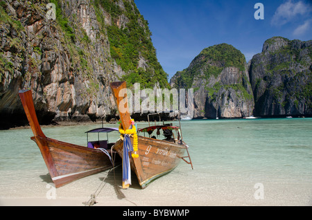 Phuket Thailand, Andamanen See. Maya Bay, Phi Phi Leh (aka Phi Phi Island), traditionellen thailändischen Langbooten. Stockfoto