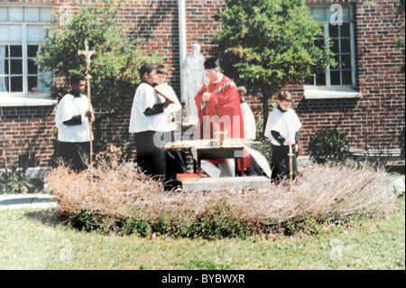 Am Palmsonntag katholische Zeremonie mit Priester segnet die Handflächen Stockfoto