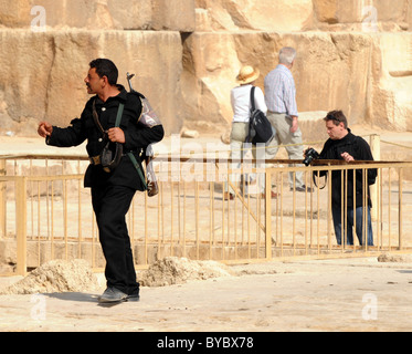 Bewaffnete Wachen, Polizei, Khafre Pyramide, Ägypten Stockfoto