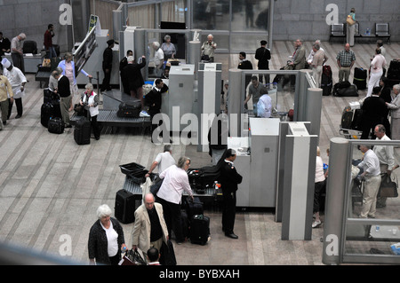 Sicherheit und Gepäck Kontrollen am Flughafen von Luxor, Ägypten. Stockfoto