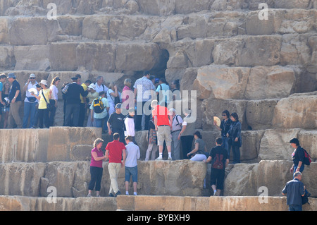 Pyramide, Gizeh, Ägypten, Touristen Klettern auf die einzige offene Pyramide, Gizeh, Ägypten Stockfoto