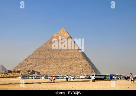 Touristenbusse an der Chephren-Pyramide, Gizeh, Ägypten Stockfoto