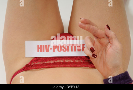 HIV Positive Mitteilung über den Körper einer Frau. Gestellt durch ein Modell mit Daumen Stockfoto