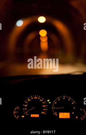 Auto wählt mit einem unscharfen Tunnel mit Lichtern im Hintergrund zu sehen Stockfoto