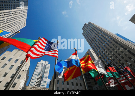 Fahnen am Rockefeller Center, Rockefeller Plaza, New York Stockfoto