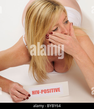 HIV Positive Mitteilung über den Körper einer Frau Posed durch ein Modell Stockfoto